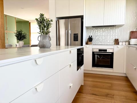 Simple Comfort: Bridport Retreat House in Bridport