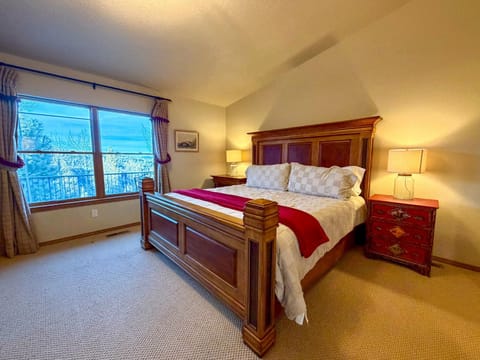 Bed, Photo of the whole room, Bedroom, Mountain view
