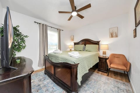 Stylish Katy Retreat 4BR Sleeps 10 Outdoor Escapre Villa in Houston