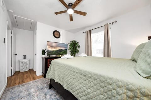 Stylish Katy Retreat 4BR Sleeps 10 Outdoor Escapre Villa in Houston