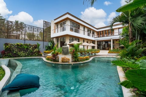 Property building, Garden view, Pool view, Swimming pool, sunbed