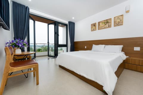 Bed, TV and multimedia, Seating area, Bedroom
