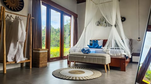 Bed, Photo of the whole room, Seating area, Bedroom