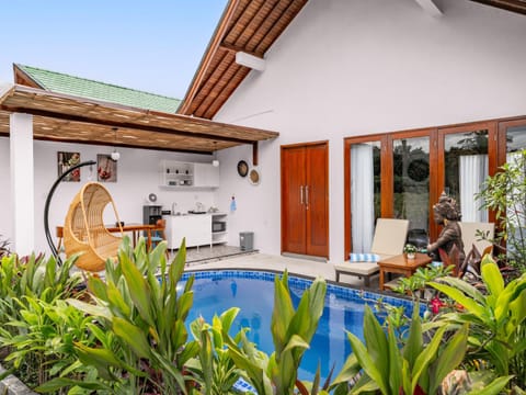 Property building, Patio, Day, Natural landscape, Garden, Garden view, Pool view, Swimming pool, minibar, sunbed