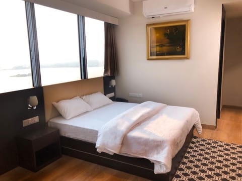 Bedroom, Lake view