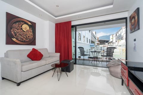View (from property/room), Balcony/Terrace, Living room, Seating area, City view