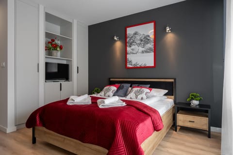 Bed, TV and multimedia, Photo of the whole room, Bedroom, towels