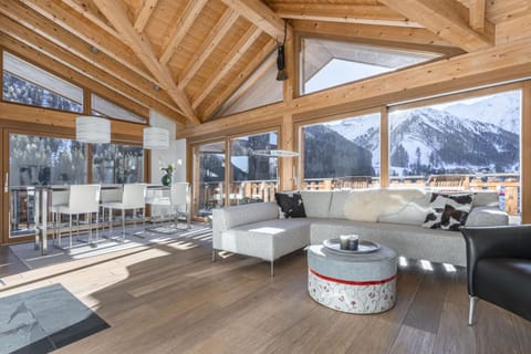 Living room, Dining area, Mountain view