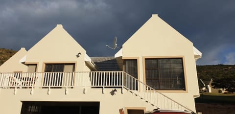 Property building, Day, Balcony/Terrace