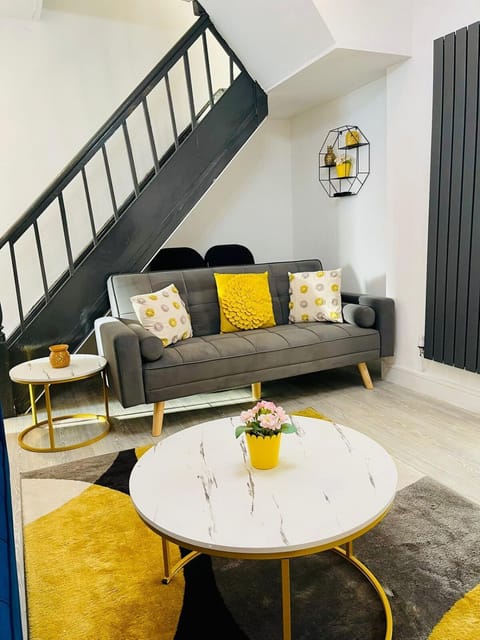 Communal lounge/ TV room, TV and multimedia, Living room, Seating area