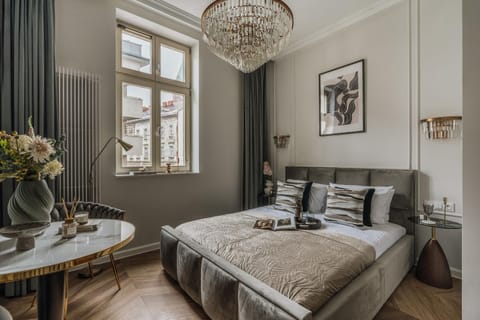 Bed, Living room, Photo of the whole room, Seating area, Bedroom