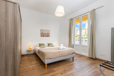 Bed, TV and multimedia, Photo of the whole room, Bedroom, towels, air conditioner