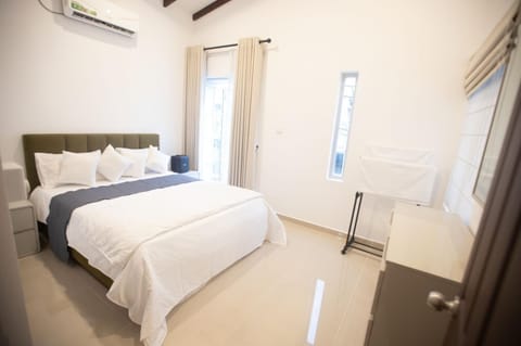 Bed, Photo of the whole room, Bedroom, air conditioner