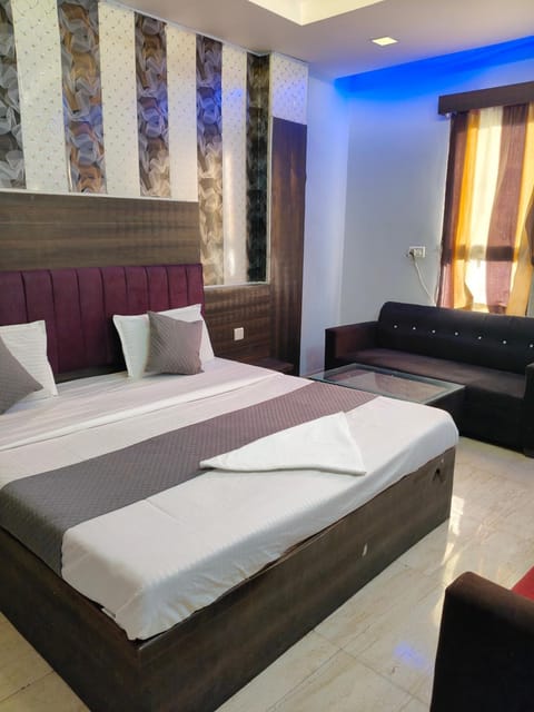 Bed, Living room, Photo of the whole room, Seating area, Bedroom
