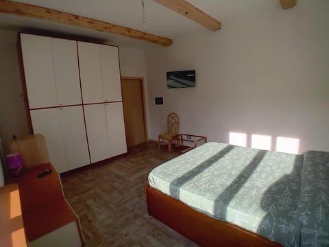 Bed, TV and multimedia, Photo of the whole room, Bedroom, wardrobe