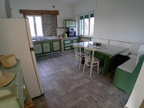 Kitchen or kitchenette, Dining area, oven, stove