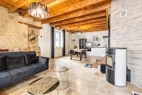 Kitchen or kitchenette, Living room