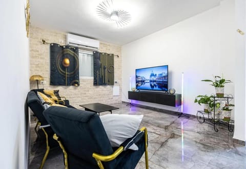Communal lounge/ TV room, TV and multimedia, Seating area, air conditioner