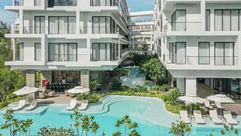 Property building, Day, Swimming pool, Swimming pool, sunbed