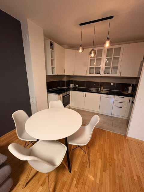 Kitchen or kitchenette, Dining area, stove