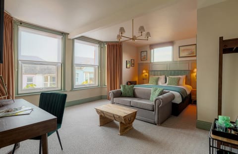Bed, Photo of the whole room, Seating area