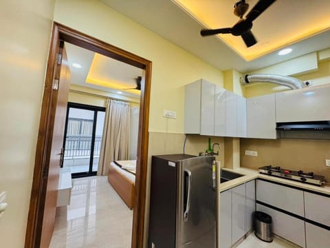 Bed, Kitchen or kitchenette, Bedroom, oven