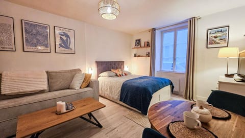 Living room, Photo of the whole room, Seating area, Bedroom