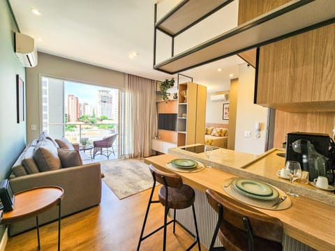 Coffee/tea facilities, Kitchen or kitchenette, Living room, Dining area
