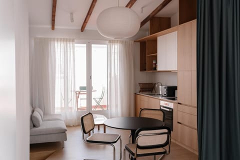 Kitchen or kitchenette, Dining area, microwave, oven