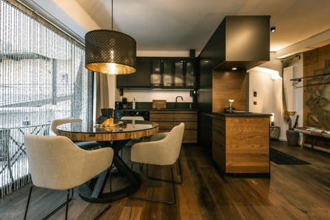 Coffee/tea facilities, Kitchen or kitchenette, Dining area, stove