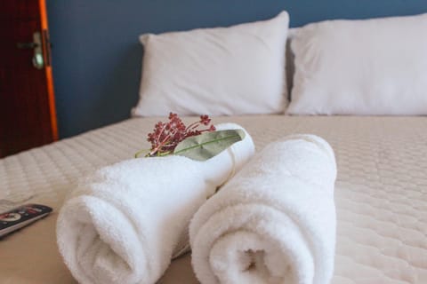 Bed, Bedroom, towels