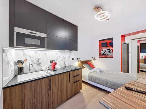 Bed, Coffee/tea facilities, microwave, kitchen