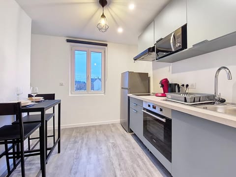 Kitchen or kitchenette, Dining area, oven, stove