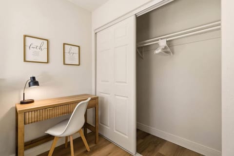 Elegant Auburndale Rooms Near the Speedway & Lake House in Auburndale