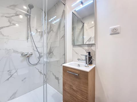 Shower, Bathroom, towels