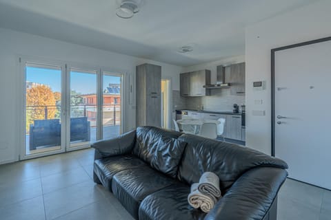 Kitchen or kitchenette, Living room, Seating area, Dining area, stove