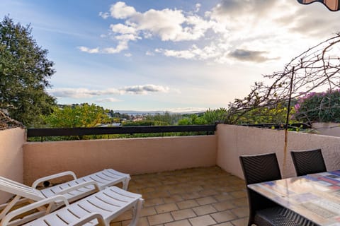 Patio, Day, Natural landscape, View (from property/room), Balcony/Terrace, Living room, Seating area