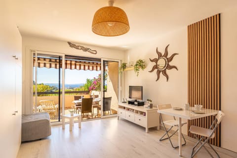 Natural landscape, TV and multimedia, Living room, Seating area, Dining area