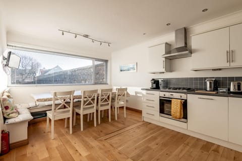 Dining area, kitchen