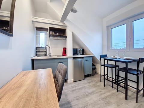 Kitchen or kitchenette, Living room, Seating area, Dining area, stove