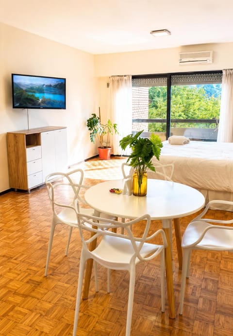 TV and multimedia, Living room, Seating area, Dining area, air conditioner