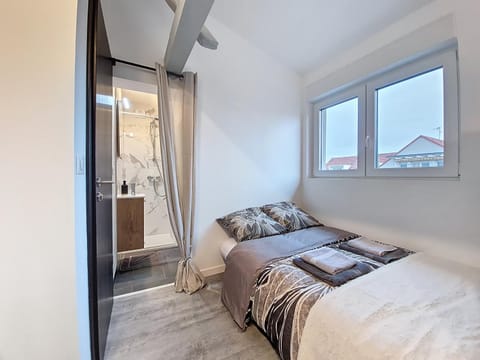 Bed, Photo of the whole room, Bedroom, towels