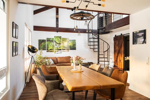 TV and multimedia, Living room, Seating area, Dining area