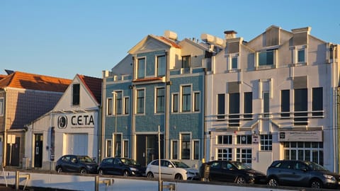Property building, Day, Neighbourhood, City view, Street view, Location, Parking
