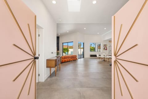 The Lighthouse- Monthly 5 bd 4 bth Pool & Spa House in Palm Springs