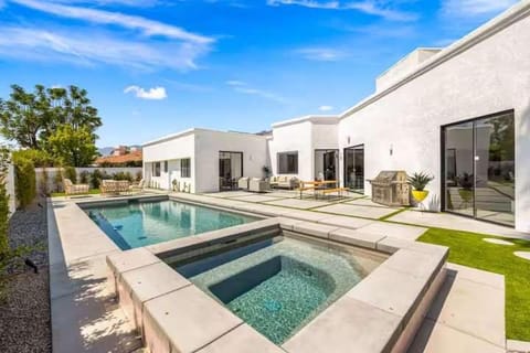 The Lighthouse- Monthly 5 bd 4 bth Pool & Spa House in Palm Springs