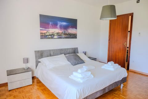 Photo of the whole room, Bedroom, towels