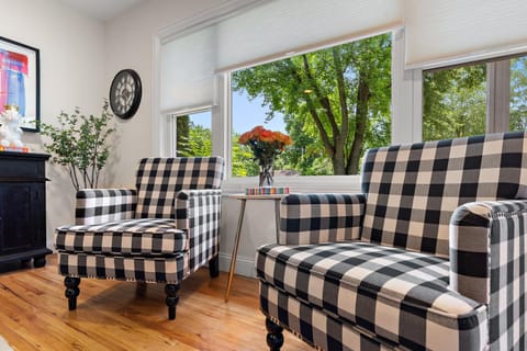 "Chic Retreat" Home Office & Gym by Roxy Rentals House in Plymouth