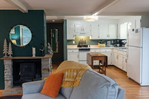 Coffee/tea facilities, Kitchen or kitchenette, Living room, Seating area, stove