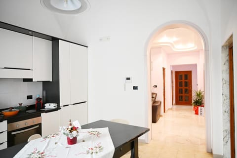 Kitchen or kitchenette, Seating area, Dining area